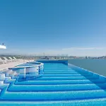 Moderno Condominio Con Vista Al Mar!