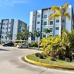 2Br 2Ba Aptm - Centric - Near The Beach - Amazing Pool