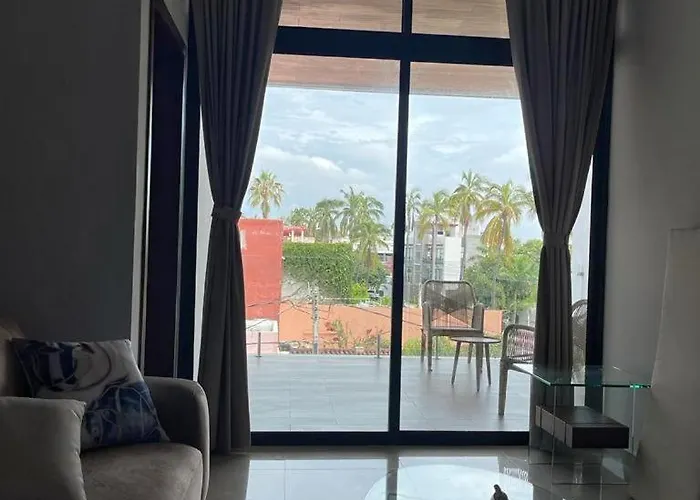 A Unos Pasos De Zona Dorada #305