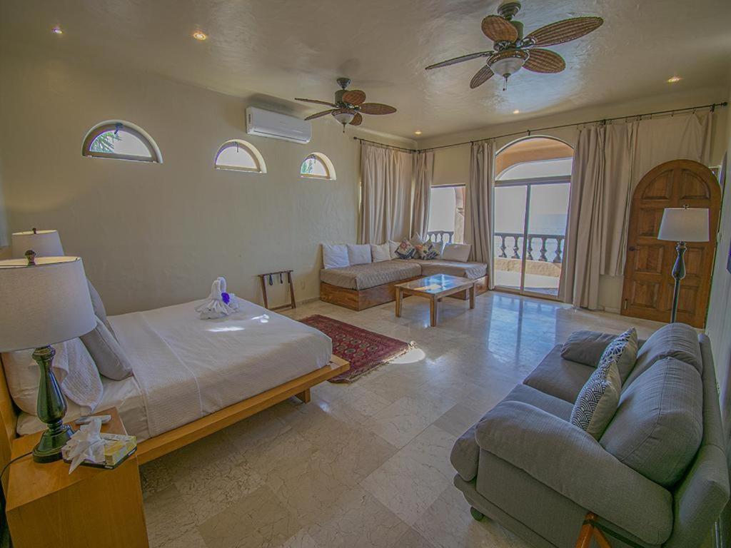 Beachfront Delfin Estate With Pool Sleeps 43 Villa Mazatlán