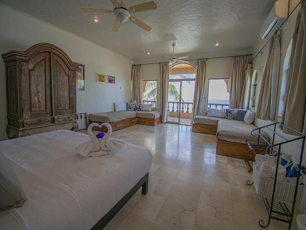 Beachfront Delfin Estate With Pool Sleeps 43 * Mazatlán