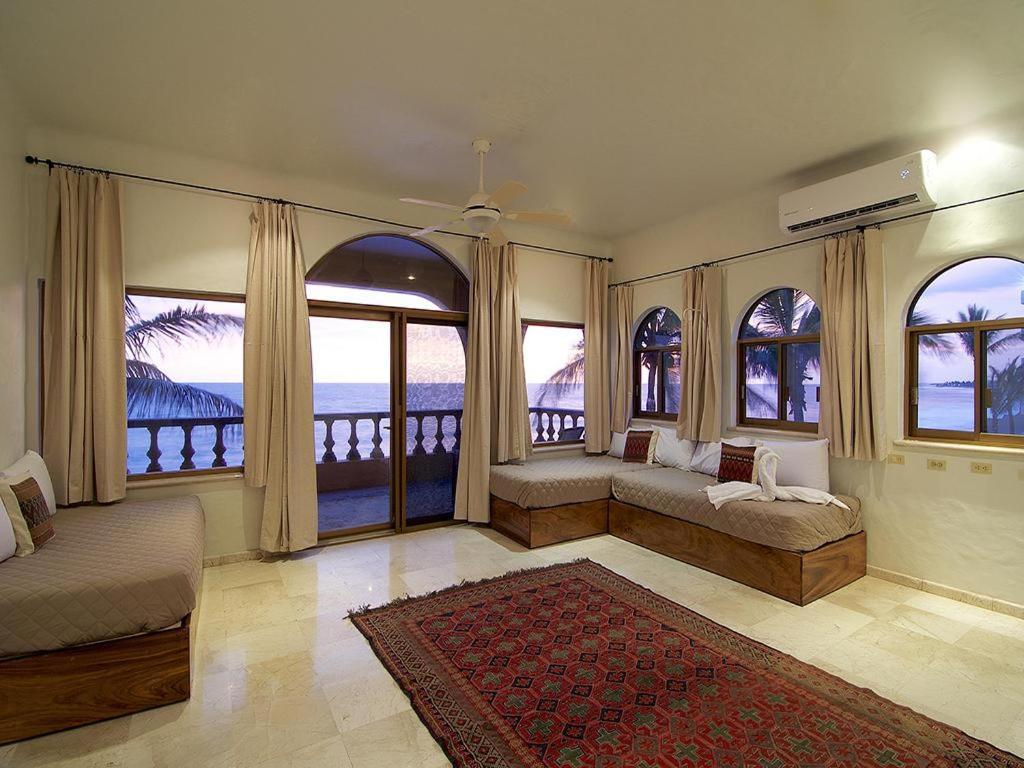 Beachfront Delfin Estate With Pool Sleeps 43 * Mazatlán