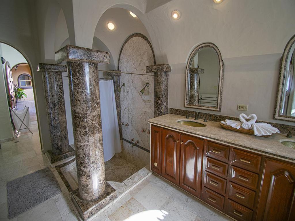 Beachfront Delfin Estate With Pool Sleeps 43 Mazatlán