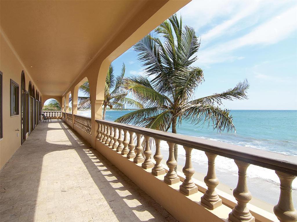 Beachfront Delfin Estate With Pool Sleeps 43 Villa *