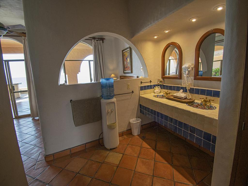 Beachfront Delfin Estate With Pool Sleeps 43 Mazatlán