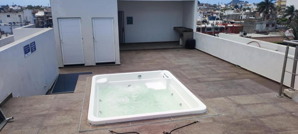 2br-3ba Block From W Rooftop Jacuzzi