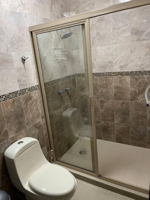 Casa Con Alberca En Excelente Ubicacion, Grupos Grandes De Personas Villa