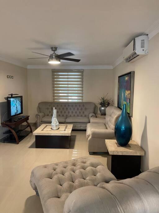 Villa Casa Con Alberca En Excelente Ubicacion, Grupos Grandes De Personas *