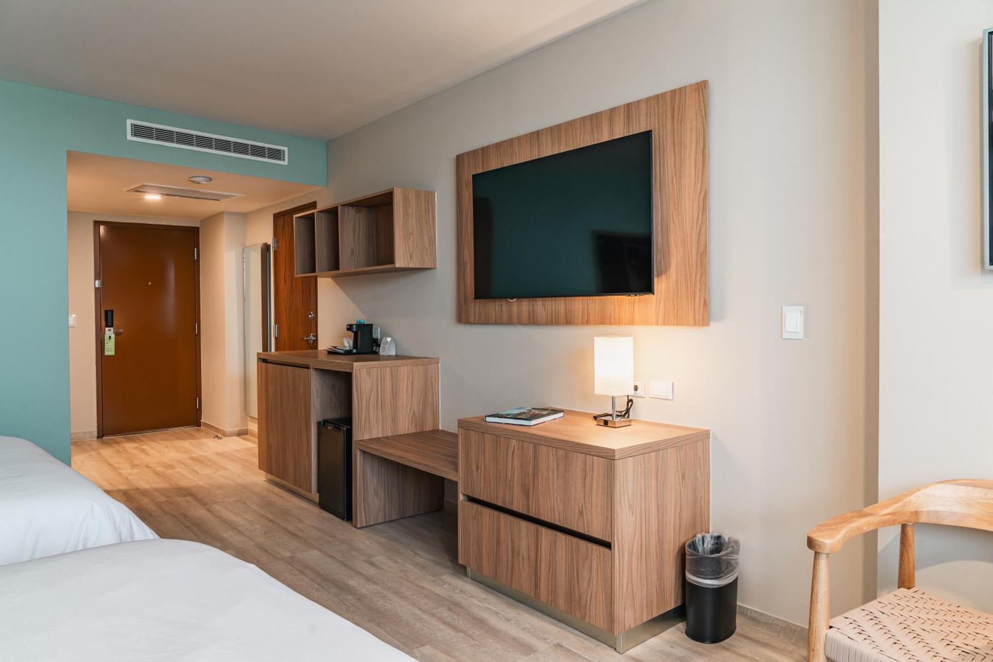 Wyndham Garden Marina Hotel 3*