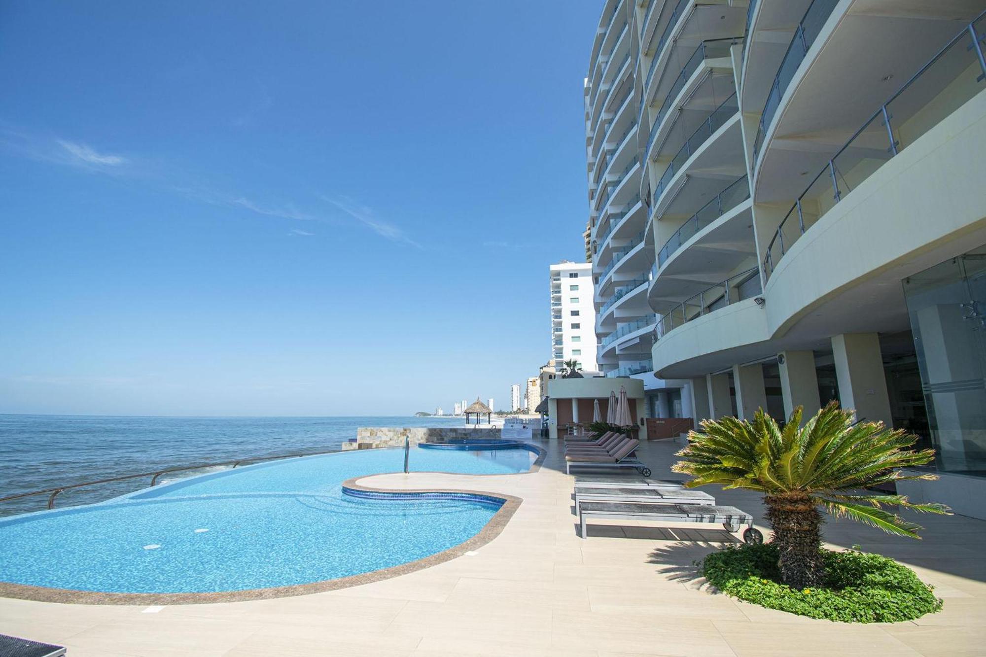 Ocean Front Solaria Tower 203 *