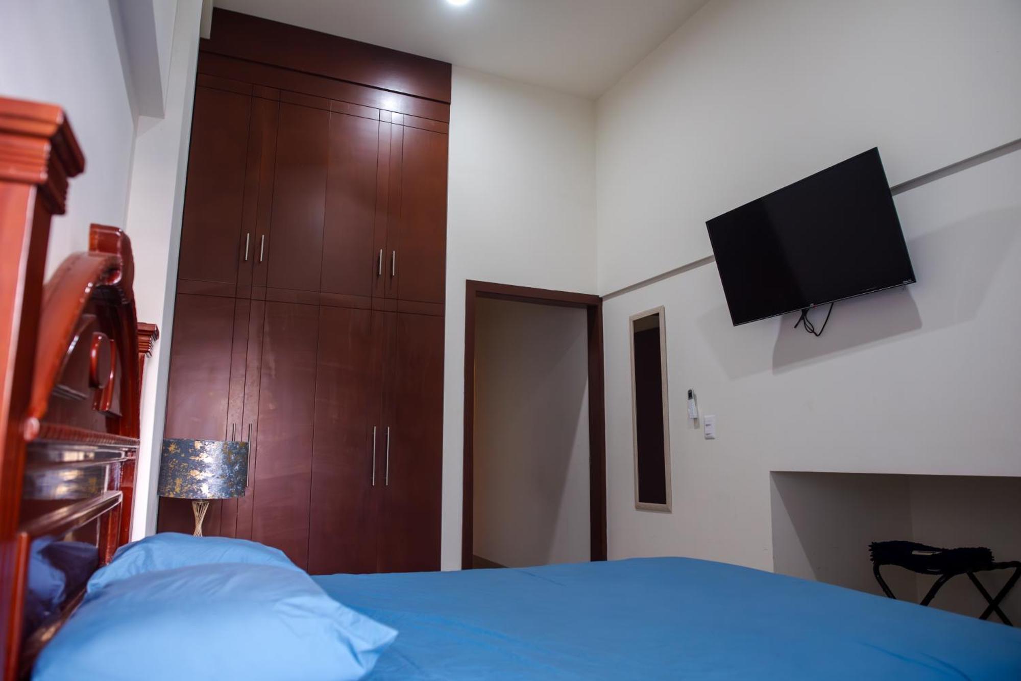 2br-3ba Block From W Rooftop Jacuzzi