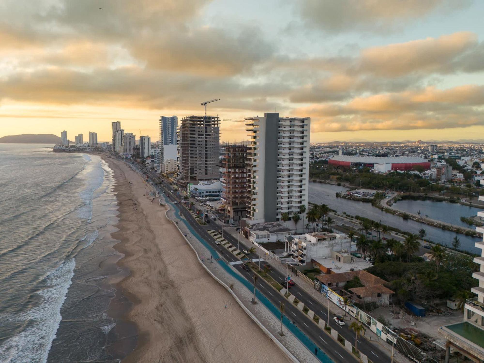 Apartamento In Malecon With Pool And View Of The Stadium - Altomare 1302