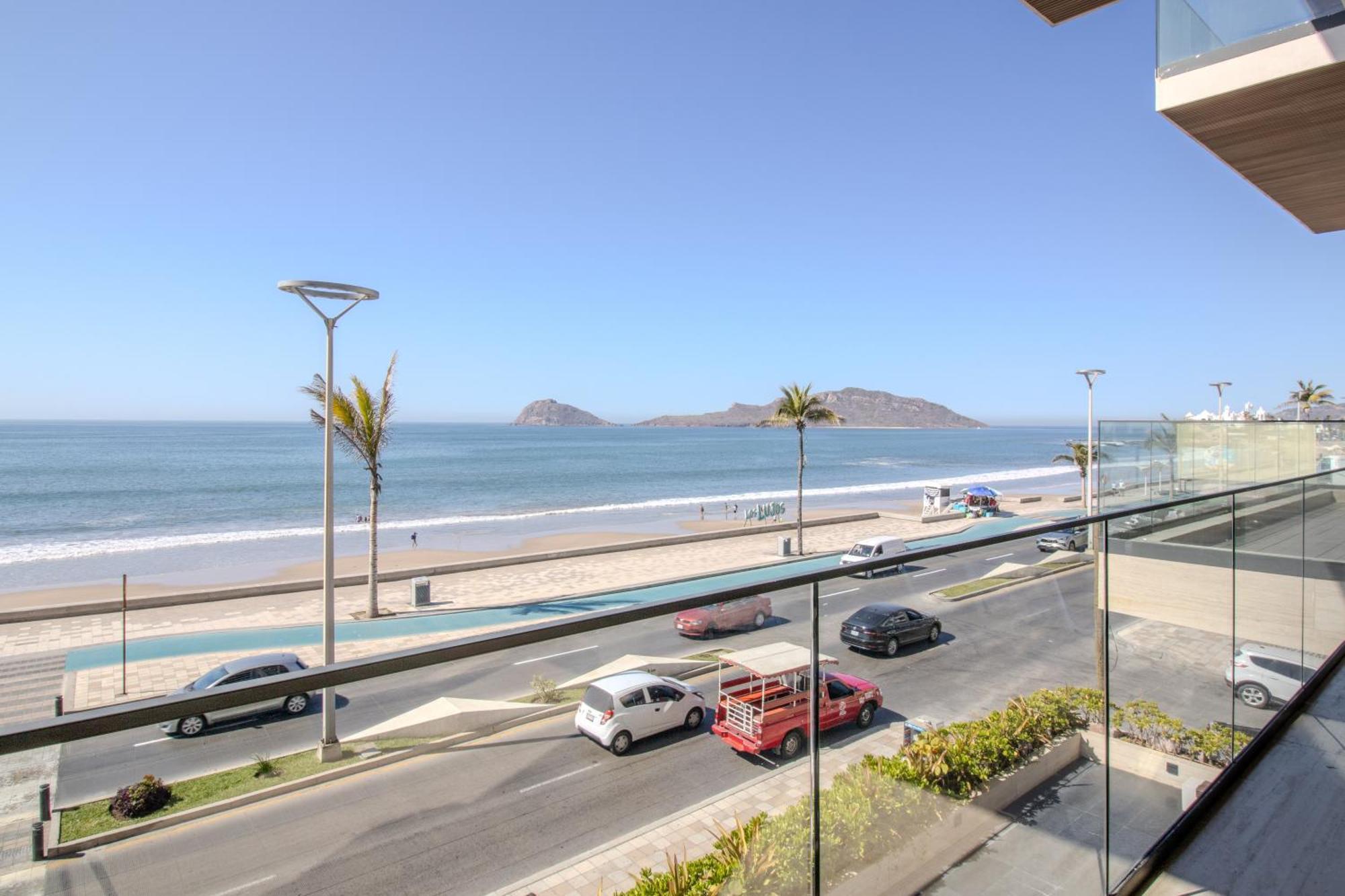 En El Malecon Con Vistas Al Y Mar By G P S Rentas Mazatlán