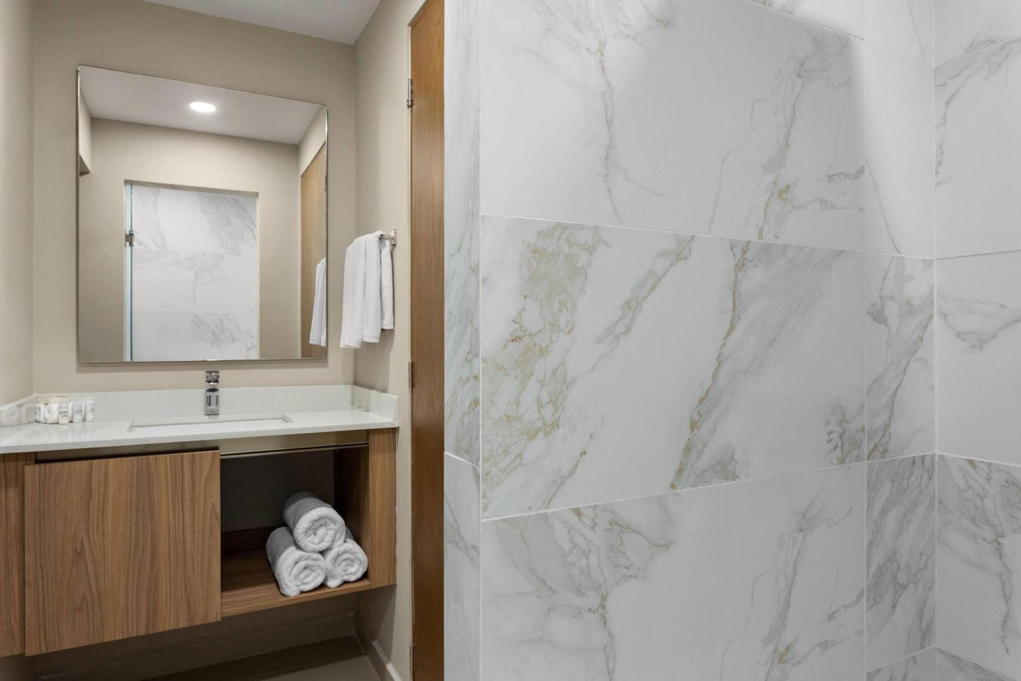 Wyndham Garden Marina 3*