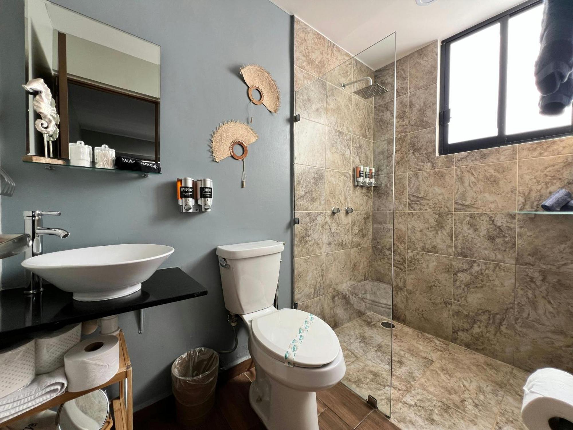 Promo! 2br-pool-views-king Bed-walk 2 Beach-5 Star Area Apartment *