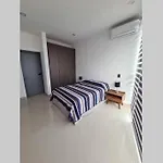 Departamento nuevo cerca del malecón y zona dorada