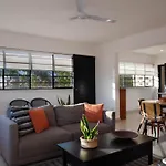 Cozy Apt. W/ Private Balcony & Great Lighting- Romanita 1