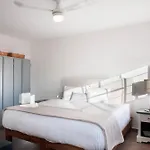 Cozy Apt. W/ Private Balcony & Great Lighting- Romanita 1