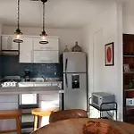 Cozy Apt. W/ Private Balcony & Great Lighting- Romanita 1