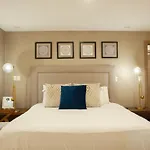 Stylish Apt. W/ Rooftop, Infinity Pool & Sea View