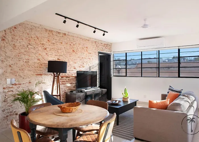 Cozy Apt. W/ Private Balcony & Great Lighting- Romanita 1