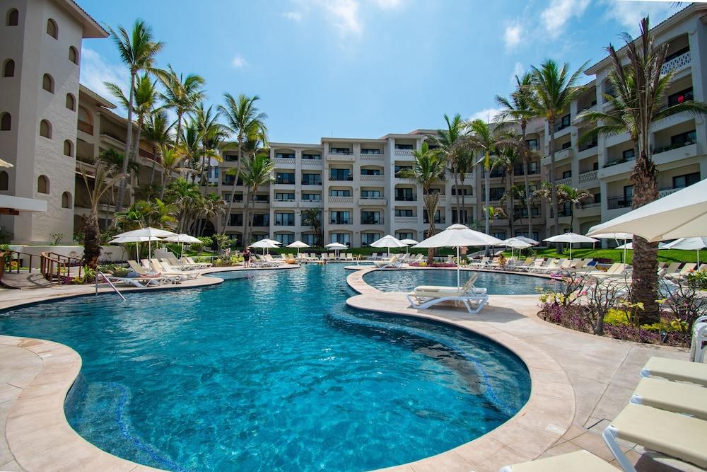 Resort Pueblo Bonito