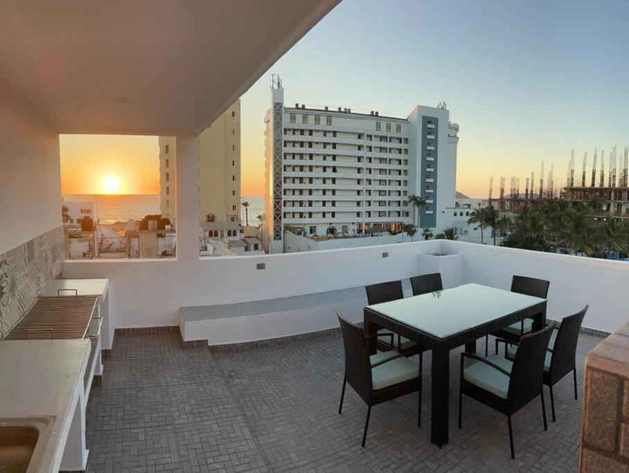 2br/2ba 1 Block To Ocean! - Unit #5 *