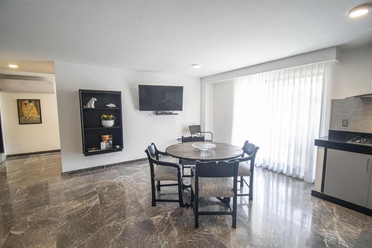 Few Blocks To Plaza Machado- Roosevelt 4 *