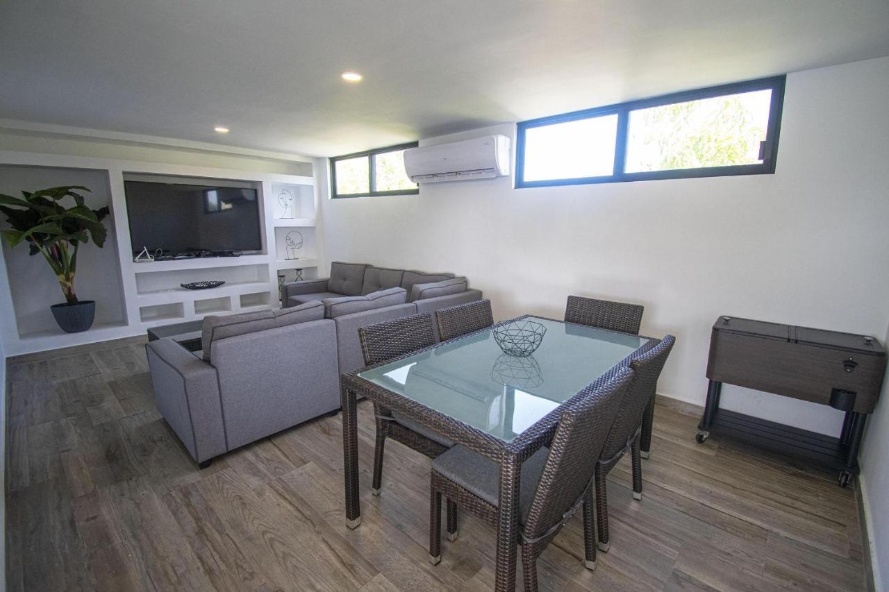 Few Blocks To Plaza Machado- Roosevelt 4 *