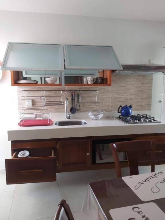 Apartamento Amplio En Zona Residencial Bien Ubicada Cerca Del Mar *