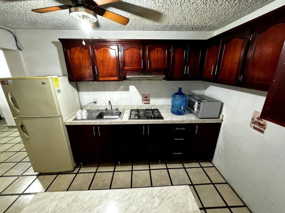 Casa Enfrente Del Mar Y Malecon! Сasa de vacaciones