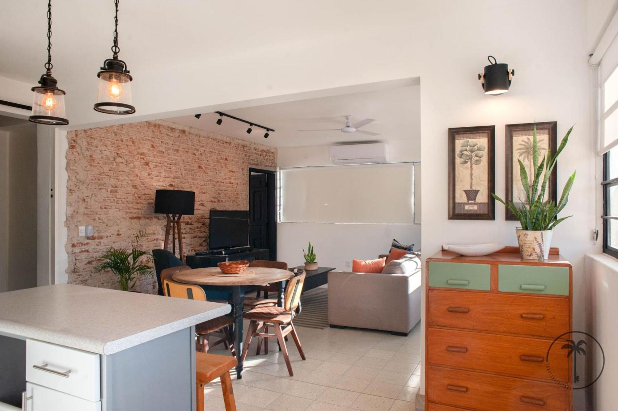 Cozy Apt. W/ Private Balcony & Great Lighting- Romanita 1