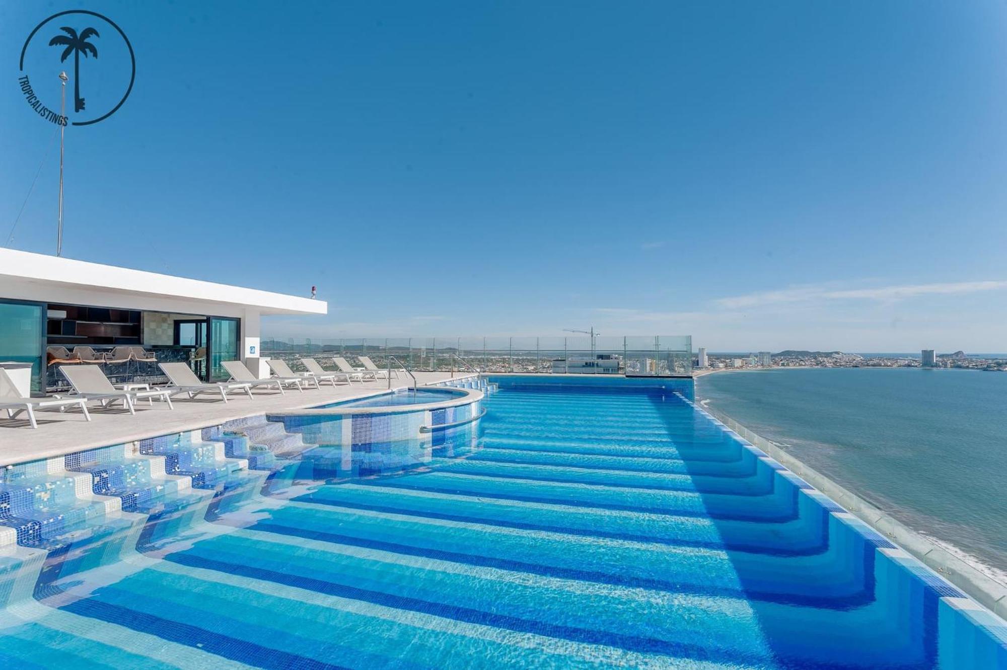 Stylish Apt. W/ Rooftop, Infinity Pool & Sea View