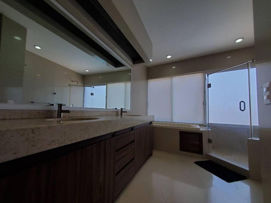 Apartamento Grande 1 Cuadra De Playa