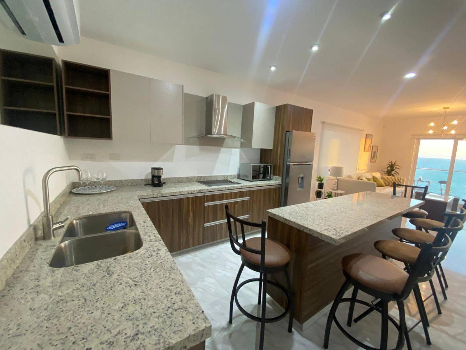 Lovely 2 Bedroom Oceanfront In Apartamento