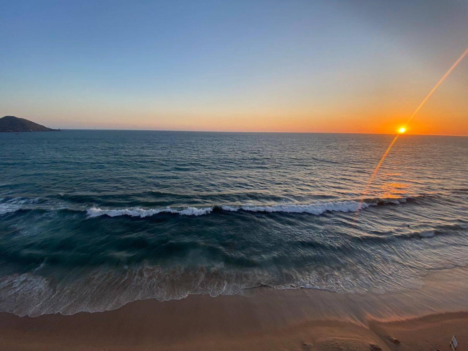 Lovely 2 Bedroom Oceanfront In Apartamento
