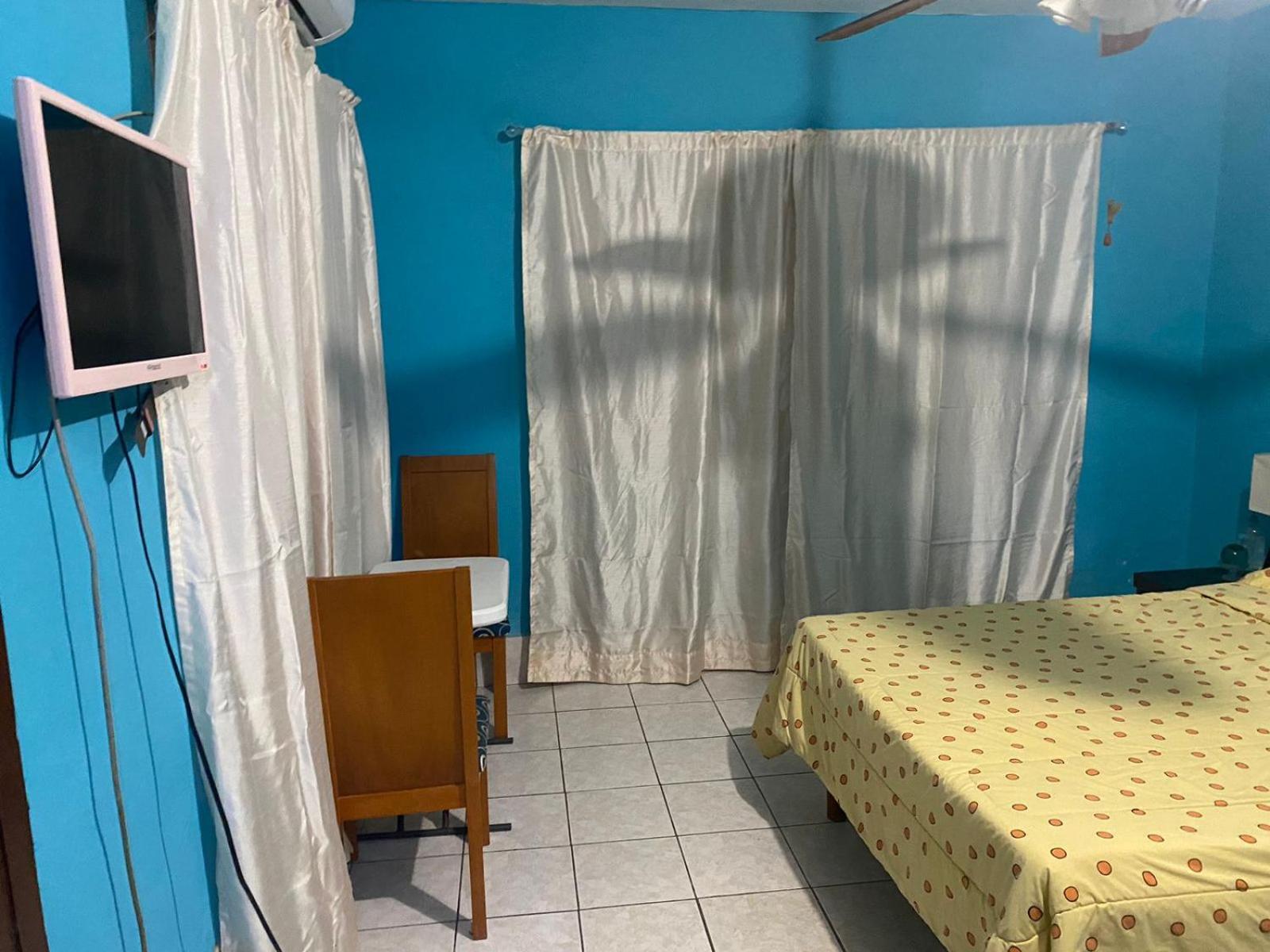 Recamara A Media Cuadra De La Playa Habitación en casa particular Mazatlán