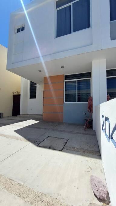 House 5 Min By The Beach, With Wide Open Garage. Сasa de vacaciones