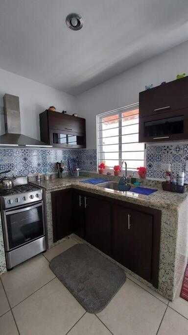 Сasa de vacaciones House 5 Min By The Beach, With Wide Open Garage. *