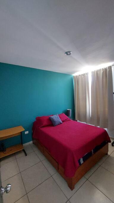 House 5 Min By The Beach, With Wide Open Garage. Сasa de vacaciones *
