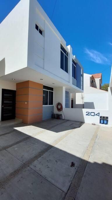 Сasa de vacaciones House 5 Min By The Beach, With Wide Open Garage. *