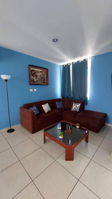 House 5 Min By The Beach, With Wide Open Garage. Сasa de vacaciones