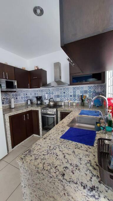 House 5 Min By The Beach, With Wide Open Garage. *