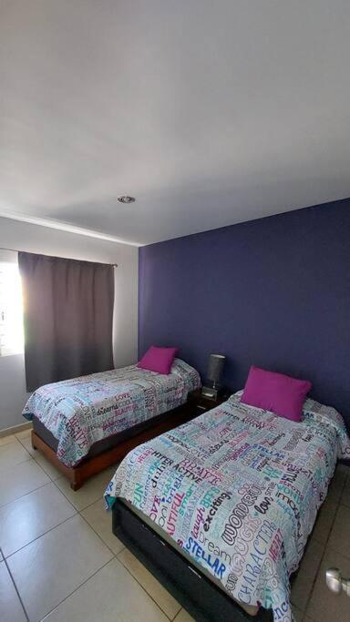 House 5 Min By The Beach, With Wide Open Garage. Сasa de vacaciones *
