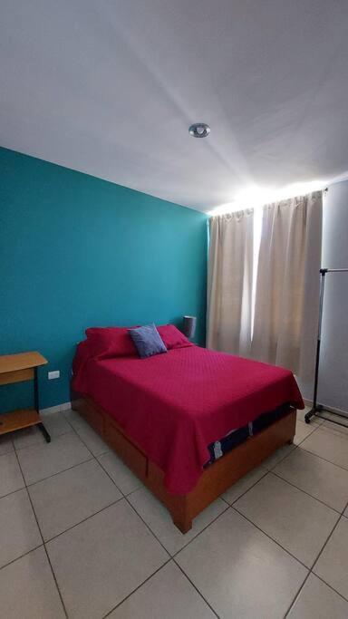 House 5 Min By The Beach, With Wide Open Garage. Сasa de vacaciones *