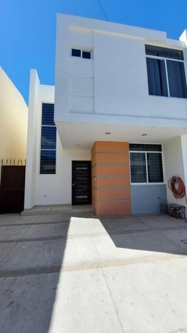 House 5 Min By The Beach, With Wide Open Garage. * Mazatlán