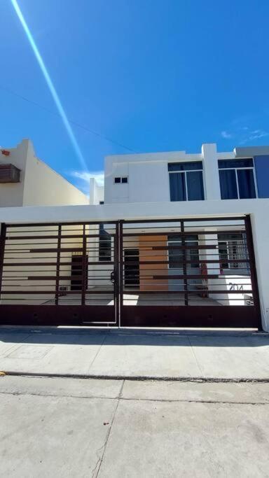 Сasa de vacaciones House 5 Min By The Beach, With Wide Open Garage. *