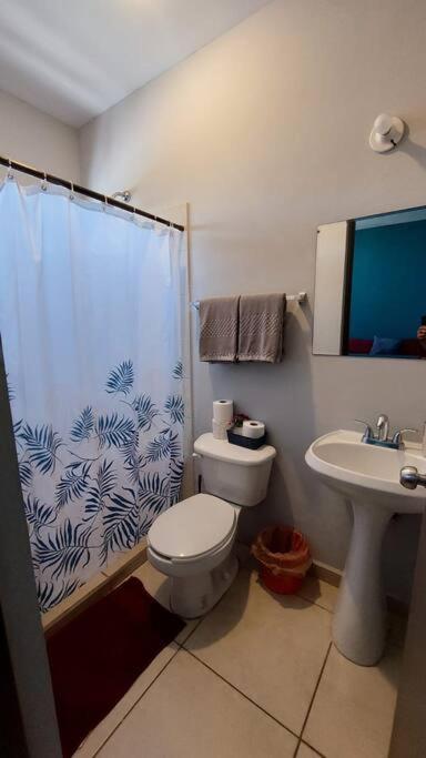 House 5 Min By The Beach, With Wide Open Garage. Сasa de vacaciones Mazatlán