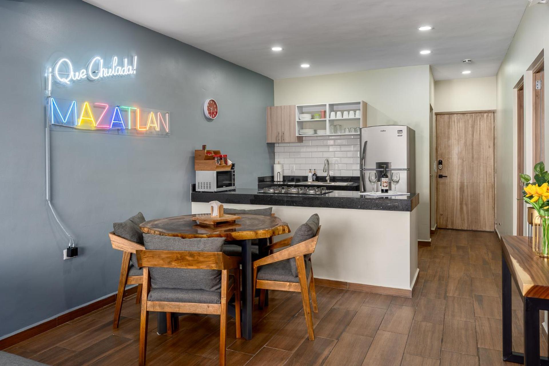 Apartamento New & Comfy, 5 Star Area, Walk 2 Beach, Pool, Views, King Bed