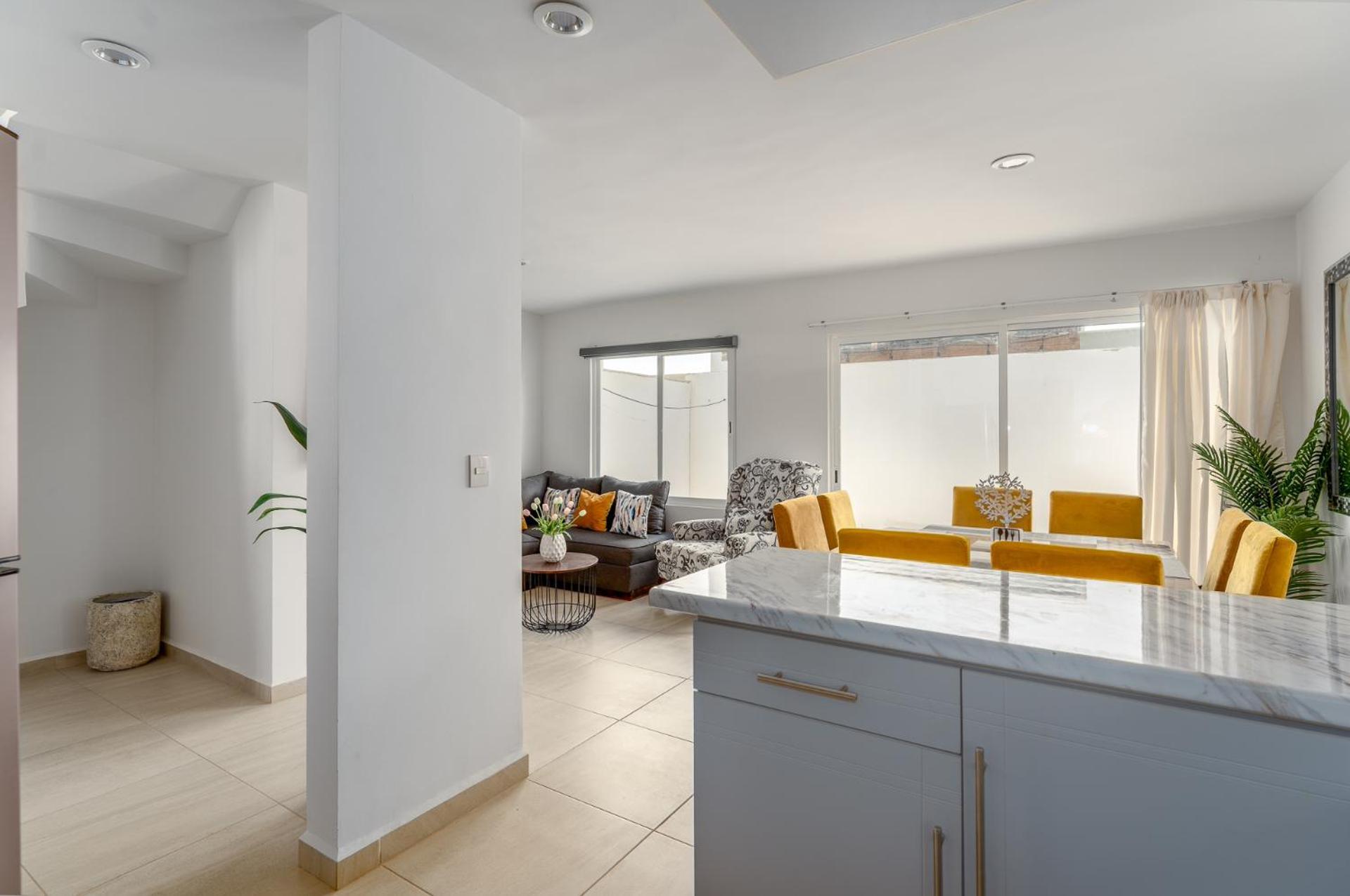 New°family°pool°spacious°backyard°king°bbq°gated